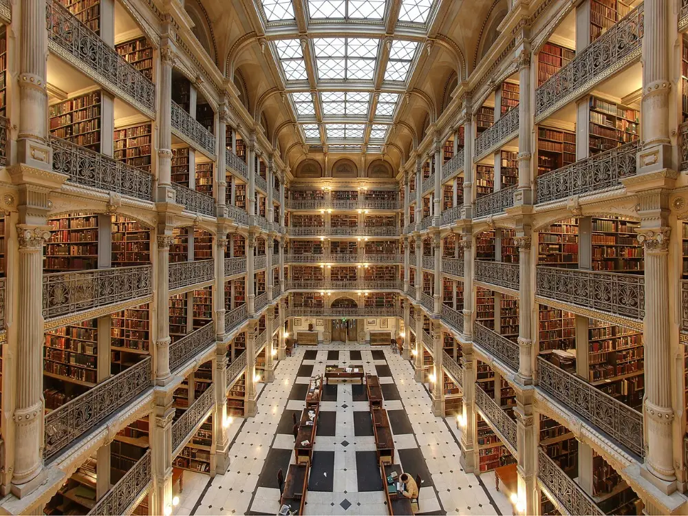 Bibliothek mit vielen Etagen