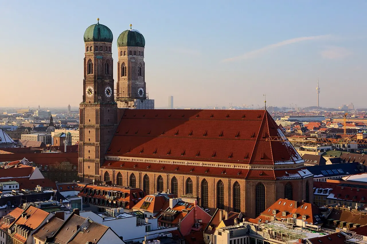 Die Frauenkirche in München im Abendlicht
